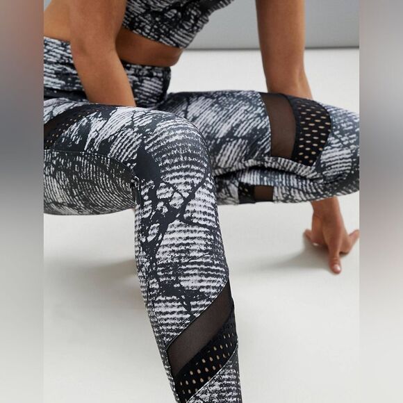 Onzie Printed Crop Sporty Yoga Leggings - Picture 12 of 13